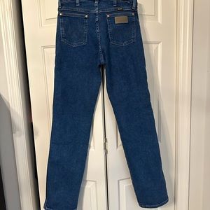 Men’s retro relaxed fit bootcut wrangler jeans.